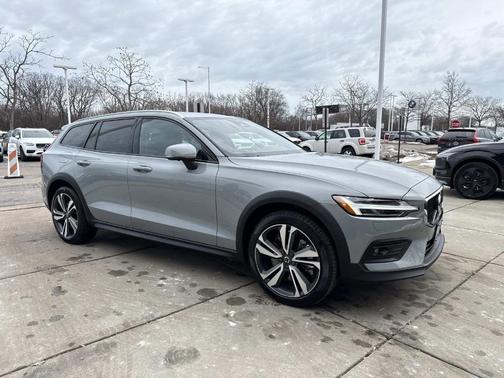 2025 Volvo V60 Cross Country B5 Plus