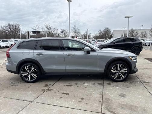 2025 Volvo V60 Cross Country B5 Plus