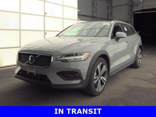 2025 Volvo V60 Cross Country B5 Plus