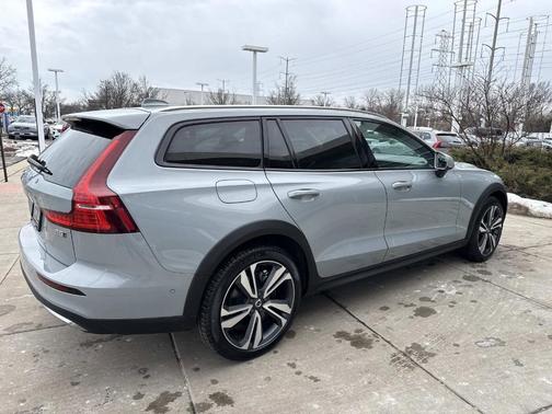 2025 Volvo V60 Cross Country B5 Plus