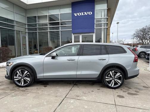 2025 Volvo V60 Cross Country B5 Plus