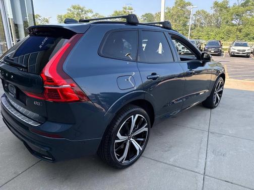 2024 Volvo XC60 B5 Ultimate Dark Theme
