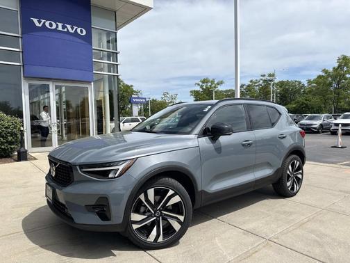 Thunder Gray Metallic 2023 Volvo XC40 B5 Plus Dark Theme
