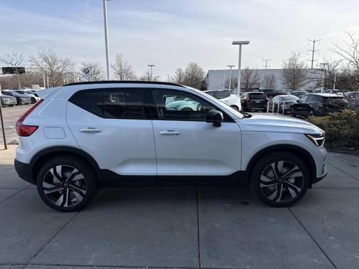 2026 Volvo XC40 B5 Ultra