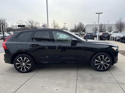 2024 Volvo XC60 B5 Plus Dark Theme