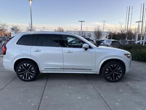 2025 Volvo XC90 B6 Plus 7-Seater