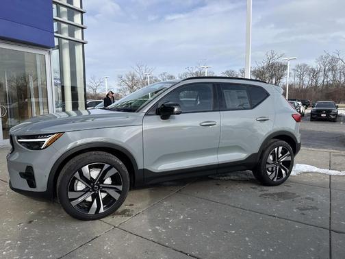 2026 Volvo XC40 B5 Plus