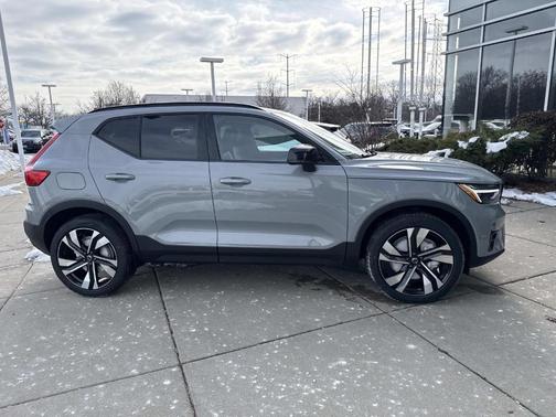 2026 Volvo XC40 B5 Plus