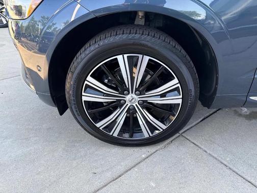 2023 Volvo XC60 B5 Ultimate Bright Theme