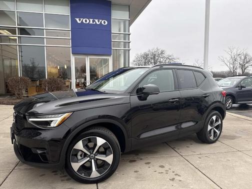2025 Volvo XC40 B5 Plus Dark Theme