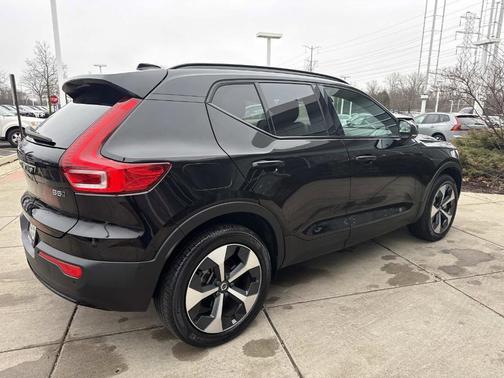 2025 Volvo XC40 B5 Plus Dark Theme