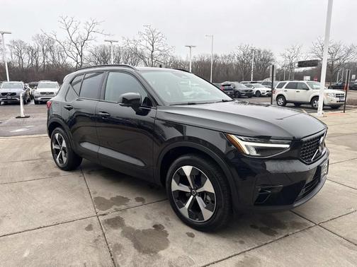 2025 Volvo XC40 B5 Plus Dark Theme