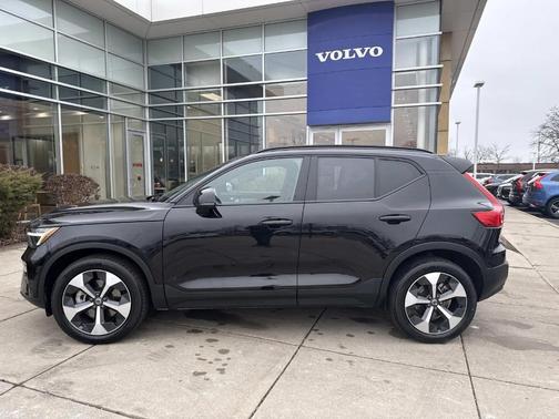 2025 Volvo XC40 B5 Plus Dark Theme