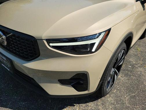 2025 Volvo XC40 B5 Plus Dark Theme
