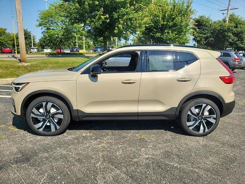 2025 Volvo XC40 B5 Plus Dark Theme