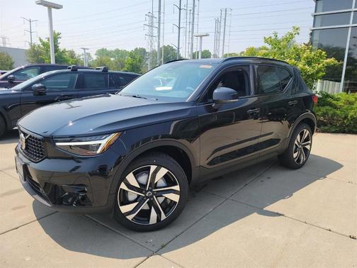 2025 Volvo XC40 B5 Plus Dark Theme