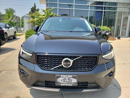 2025 Volvo XC40 B5 Plus Dark Theme