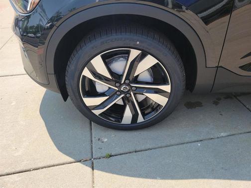 2025 Volvo XC40 B5 Plus Dark Theme