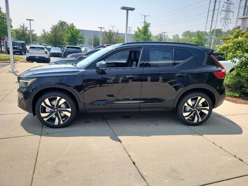 2025 Volvo XC40 B5 Plus Dark Theme