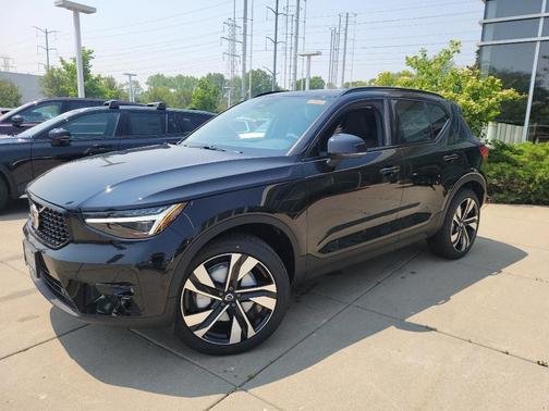 2025 Volvo XC40 B5 Plus Dark Theme