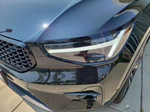 2025 Volvo XC40 B5 Plus Dark Theme