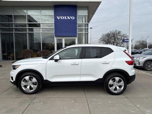 2020 Volvo XC40 T5 Momentum