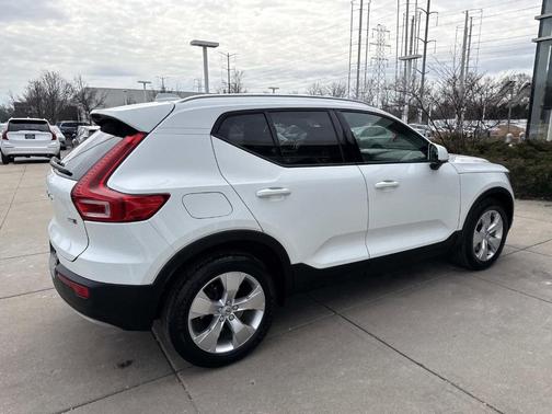 2020 Volvo XC40 T5 Momentum