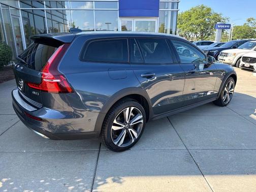2024 Volvo V60 Cross Country B5 Plus