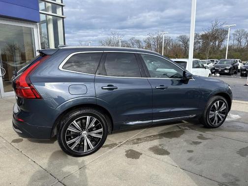 2023 Volvo XC60 Recharge Plug-In Hybrid T8 Plus Bright Theme