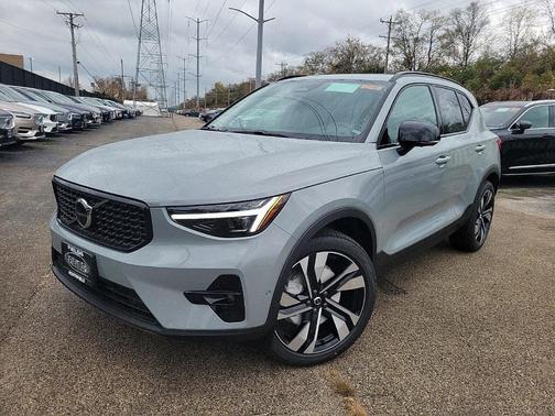 2025 Volvo XC40 B5 Plus Dark Theme
