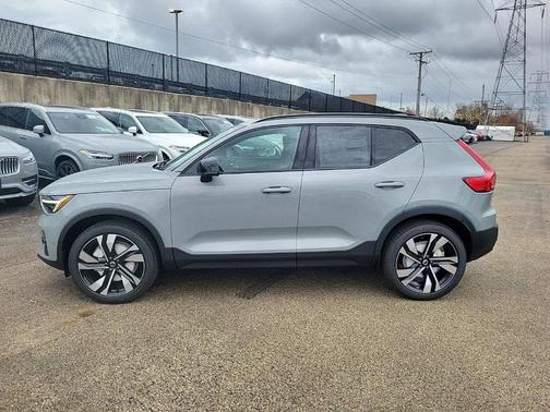 2025 Volvo XC40 B5 Plus Dark Theme