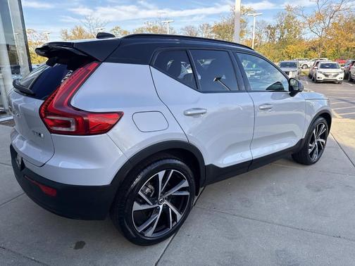 2022 Volvo XC40 T5 R-Design