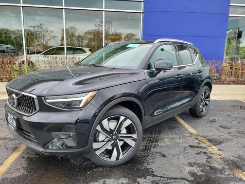 2025 Volvo XC40 B5 Ultra Bright Theme