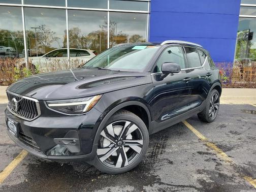 2025 Volvo XC40 B5 Ultra Bright Theme