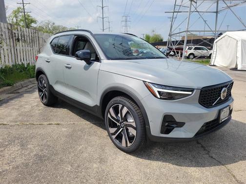 2025 Volvo XC40 B5 Ultra Dark Theme