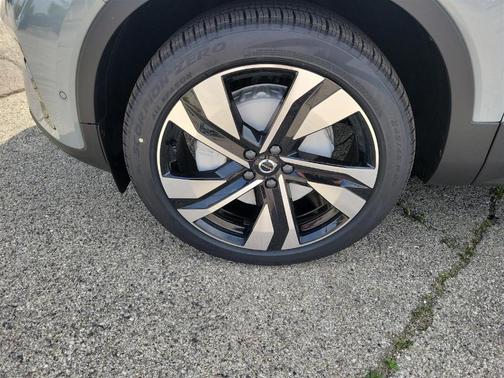 2025 Volvo XC40 B5 Ultra Dark Theme