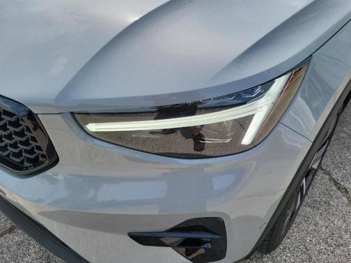 2025 Volvo XC40 B5 Ultra Dark Theme