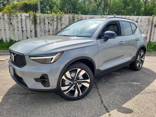 2025 Volvo XC40 B5 Ultra Dark Theme
