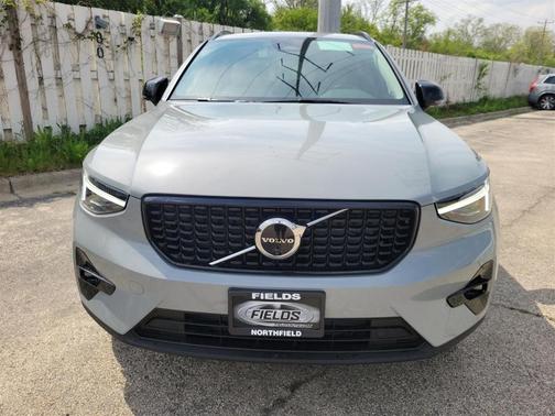 2025 Volvo XC40 B5 Ultra Dark Theme