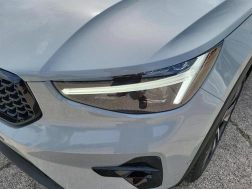 2025 Volvo XC40 B5 Ultra Dark Theme
