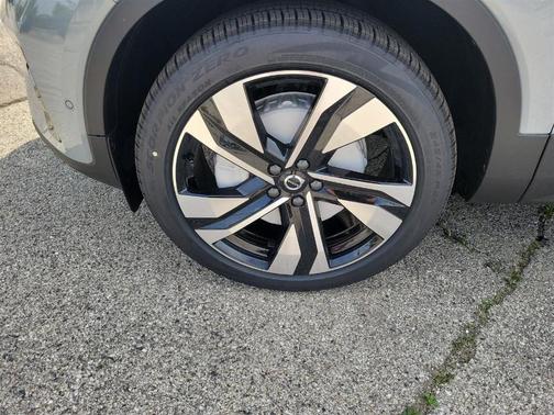 2025 Volvo XC40 B5 Ultra Dark Theme