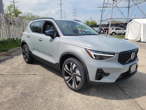 2025 Volvo XC40 B5 Ultra Dark Theme