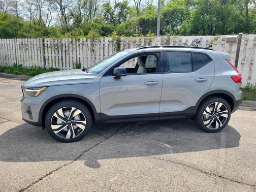 2025 Volvo XC40 B5 Ultra Dark Theme