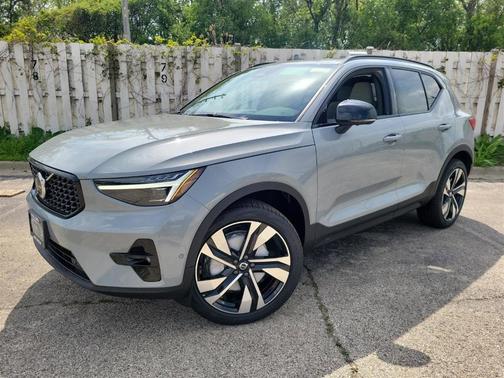 2025 Volvo XC40 B5 Ultra Dark Theme