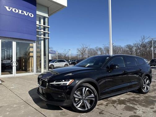 2025 Volvo V60 Cross Country B5 Plus