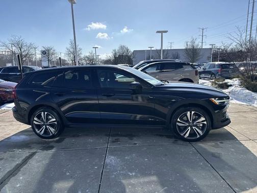 2025 Volvo V60 Cross Country B5 Plus