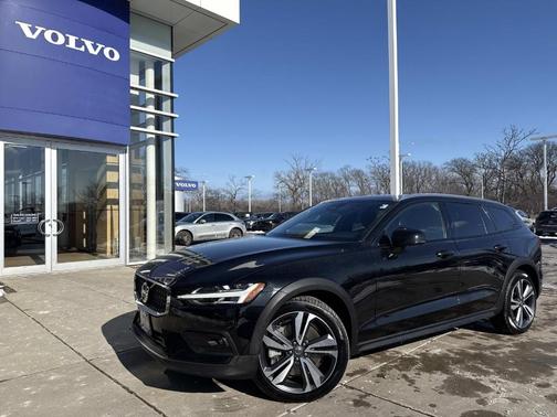 2025 Volvo V60 Cross Country B5 Plus