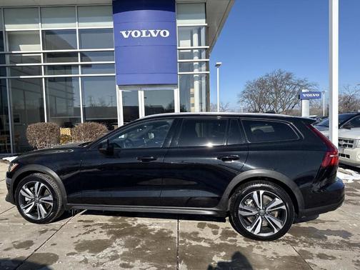 2025 Volvo V60 Cross Country B5 Plus
