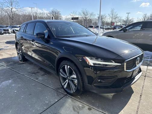 2025 Volvo V60 Cross Country B5 Plus
