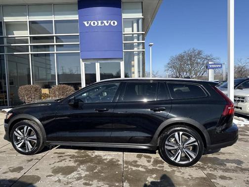 2025 Volvo V60 Cross Country B5 Plus